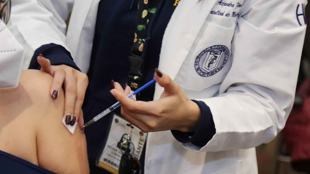 La Vacunación En Nuevo León Presenta Una Caída: En 2025 Se Aplicaron 745 Mil Dosis, Casi Un Millón Menos Que En 2024, Pese Al Aumento Poblacional.
