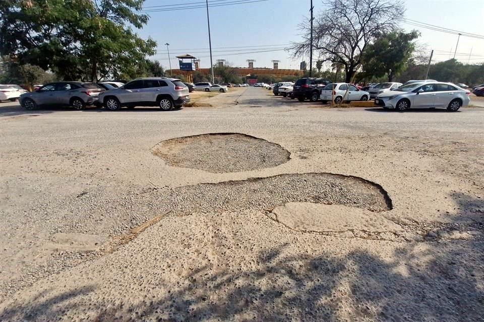 Image - Tu Vecino Informa Los Baches En El Estacionamiento Del Estadio Universitario Se Multiplican, Pese a Promesas De Reparación. El Deterioro Afecta Movilidad Y Seguridad De Muchos.