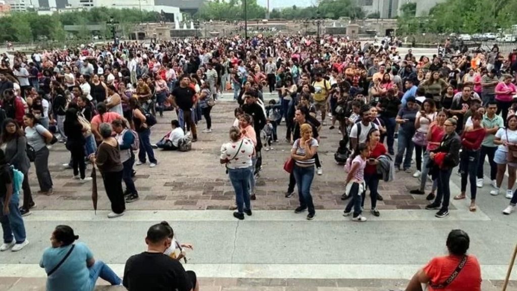 Madres Esperando Boletos Para El Festival Del Niño En Nuevo León