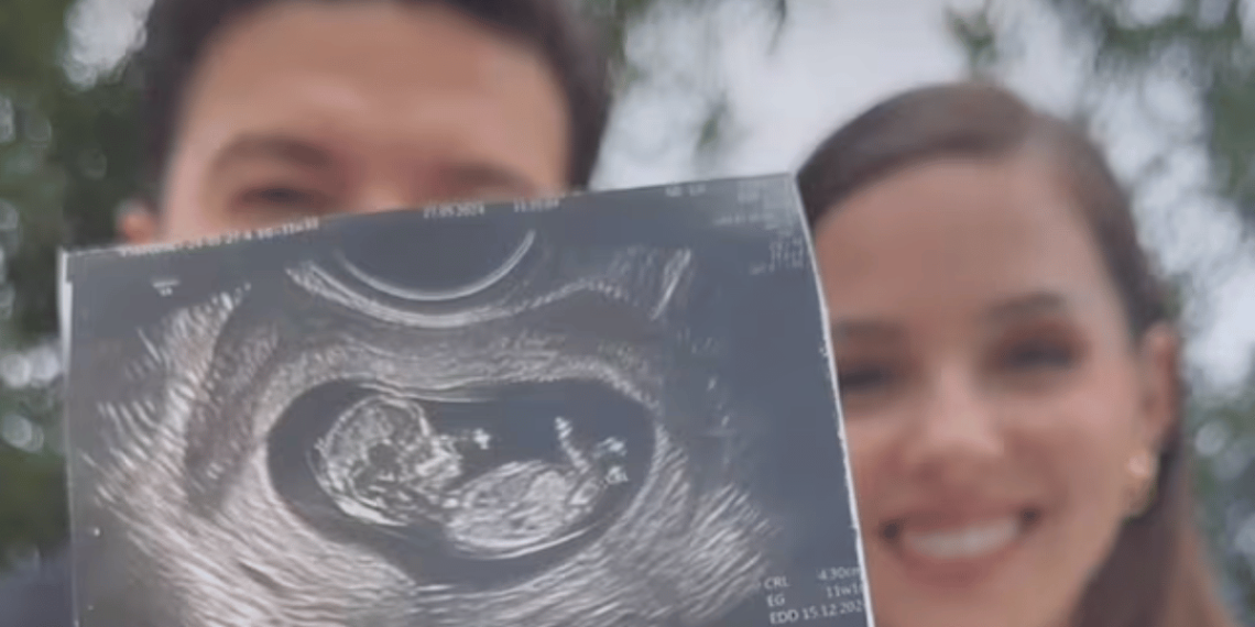 Smiling Couple Holding an Ultrasound Image of Their Developing Fetus Outdoors. - Tu Vecino Informa