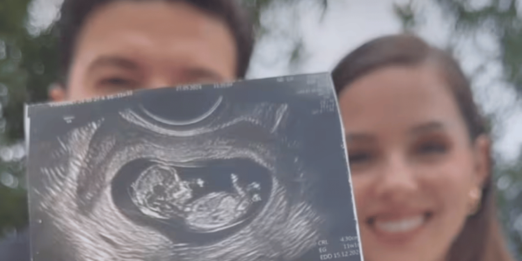 Smiling Couple Holding an Ultrasound Image of Their Developing Fetus Outdoors. - Tu Vecino Informa