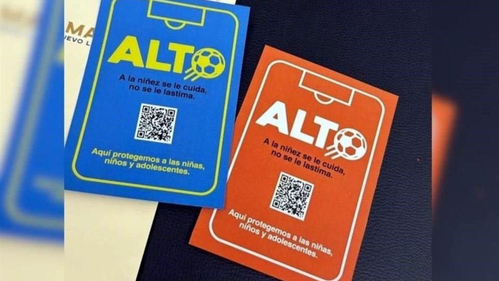 El-color-naranja-en-la-campana-de-unicef-mexico - Tu Vecino Informa Blue and Orange Alto Safety Cards with a Soccer-ball Icon and the Spanish Slogan: 'a La Niñez Se Le Cuida, No Se Le Lastima. Aquí Protegemos a Las Niñas, Niños Y Adolescentes.' - Tu Vecino Informa