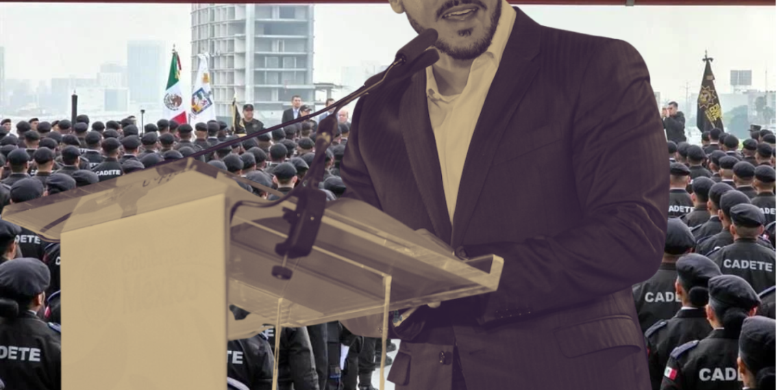 Man in a Suit Speaks at a Podium in Front of a Large Crowd of Uniformed Cadets. - Tu Vecino Informa
