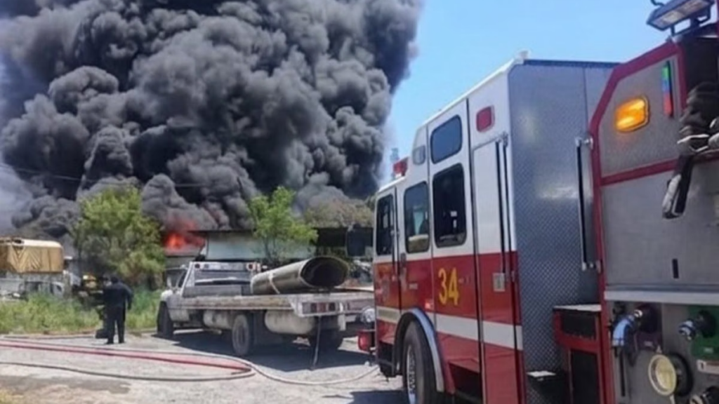 Viaje-de-samuel-y-mariana-a-guadalajara - Tu Vecino Informa Fire Engine and Responders Battle a Large Warehouse Fire with Thick Black Smoke Rising into the Sky. - Tu Vecino Informa