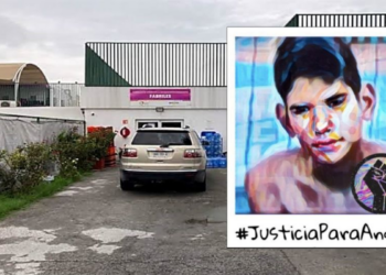 Large Framed Mural Portrait of a Young Man with Bold, Colorful Strokes, Featuring the Hashtag '#justiciaparaangel' and a Circular Fists Symbol, Displayed in an Outdoor Lot. - Tu Vecino Informa